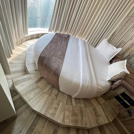 De Glance Hotel Surat Esterno foto