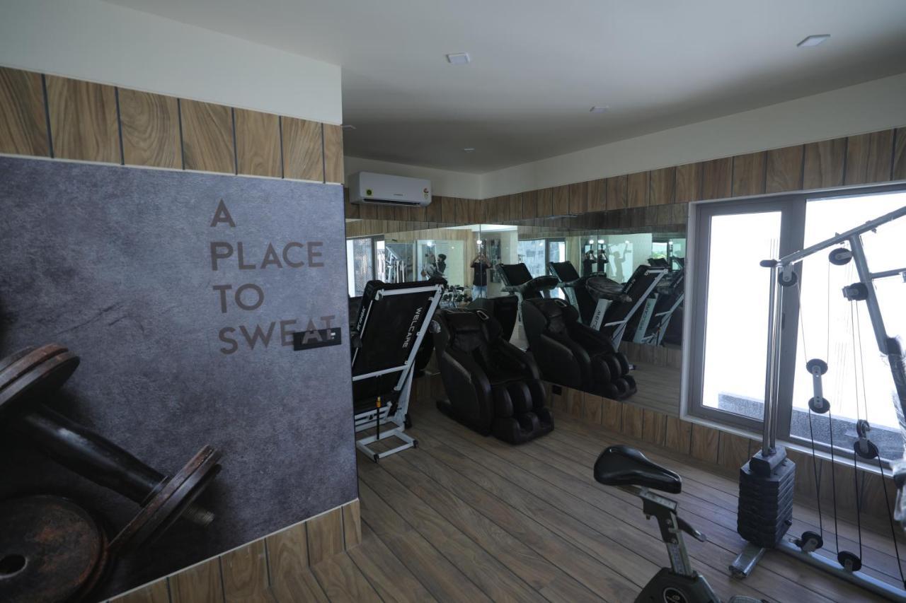 De Glance Hotel Surat Esterno foto
