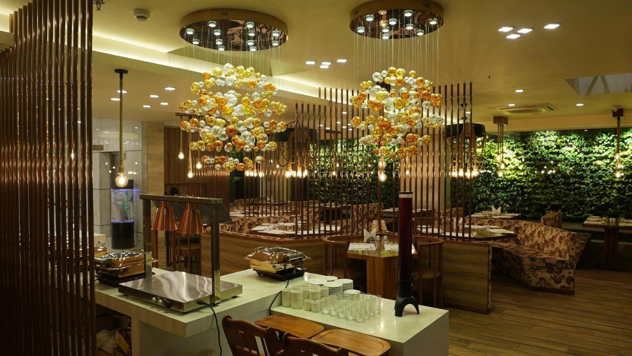 De Glance Hotel Surat Esterno foto