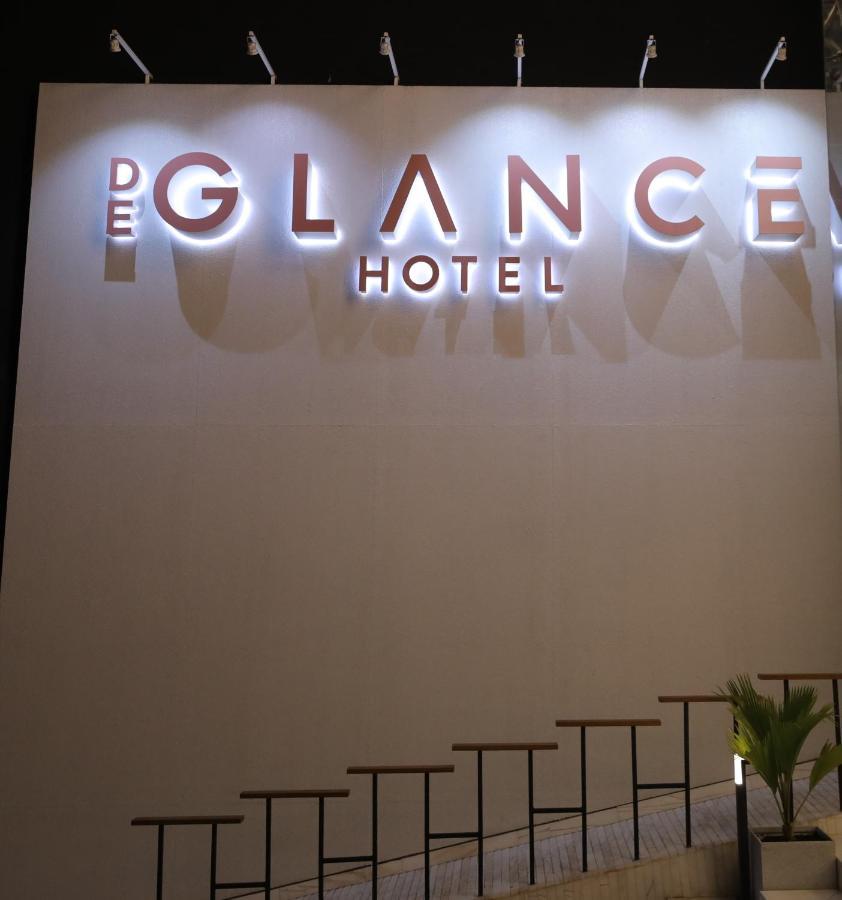 De Glance Hotel Surat Esterno foto