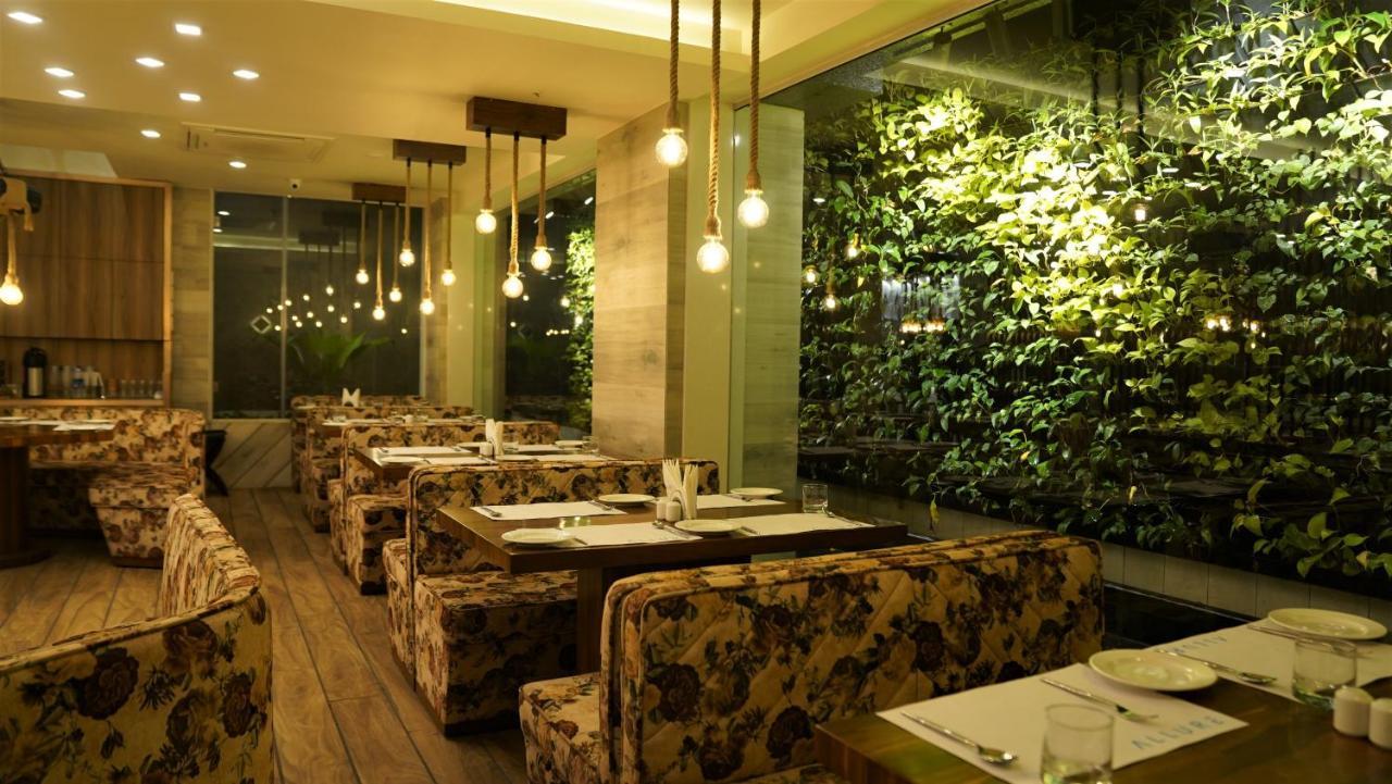 De Glance Hotel Surat Esterno foto