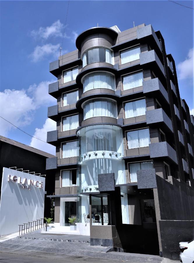 De Glance Hotel Surat Esterno foto