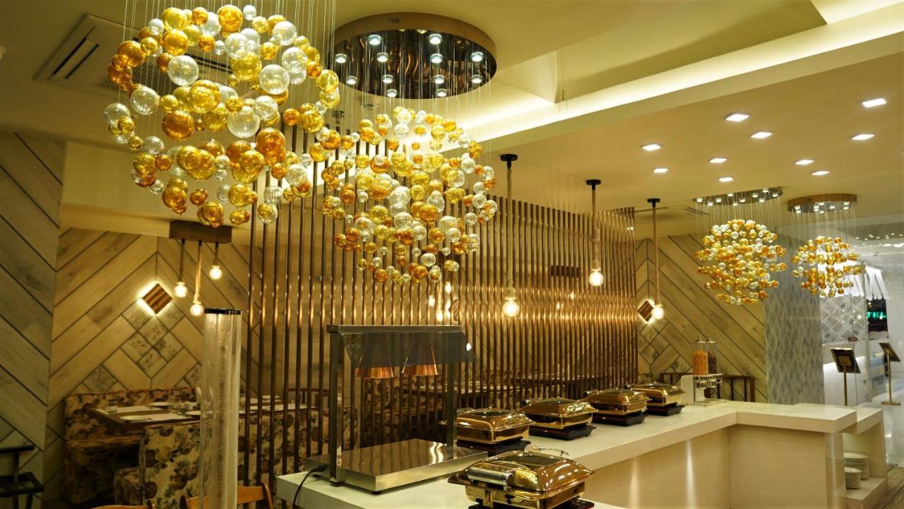 De Glance Hotel Surat Esterno foto
