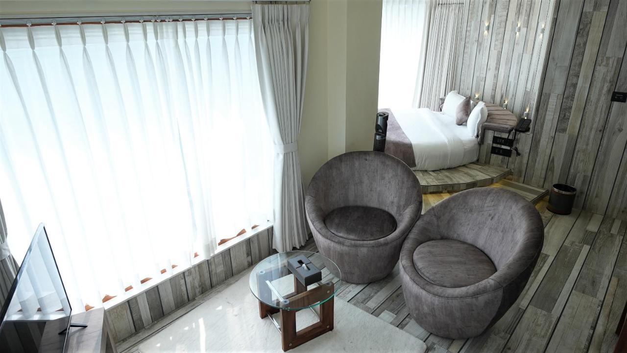 De Glance Hotel Surat Esterno foto