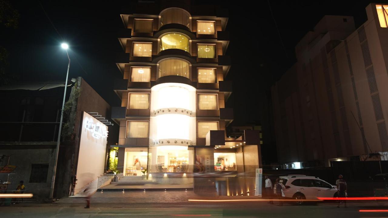 De Glance Hotel Surat Esterno foto