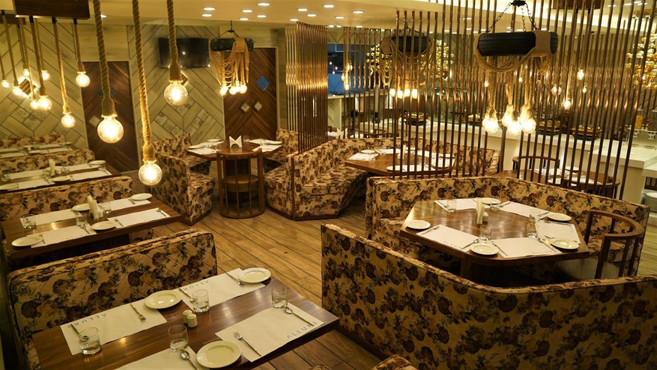 De Glance Hotel Surat Esterno foto