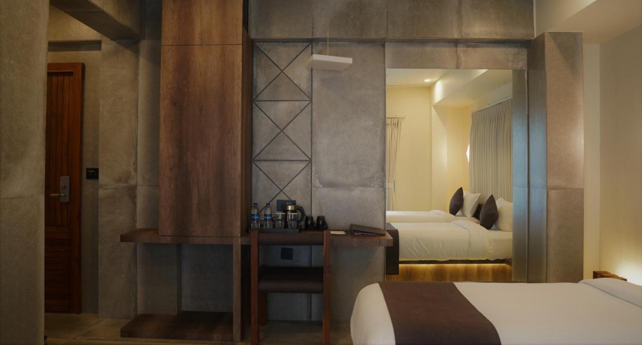 De Glance Hotel Surat Esterno foto