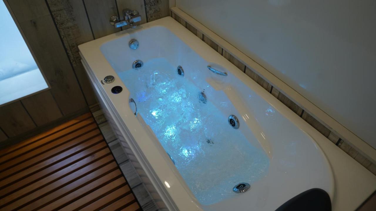 De Glance Hotel Surat Esterno foto