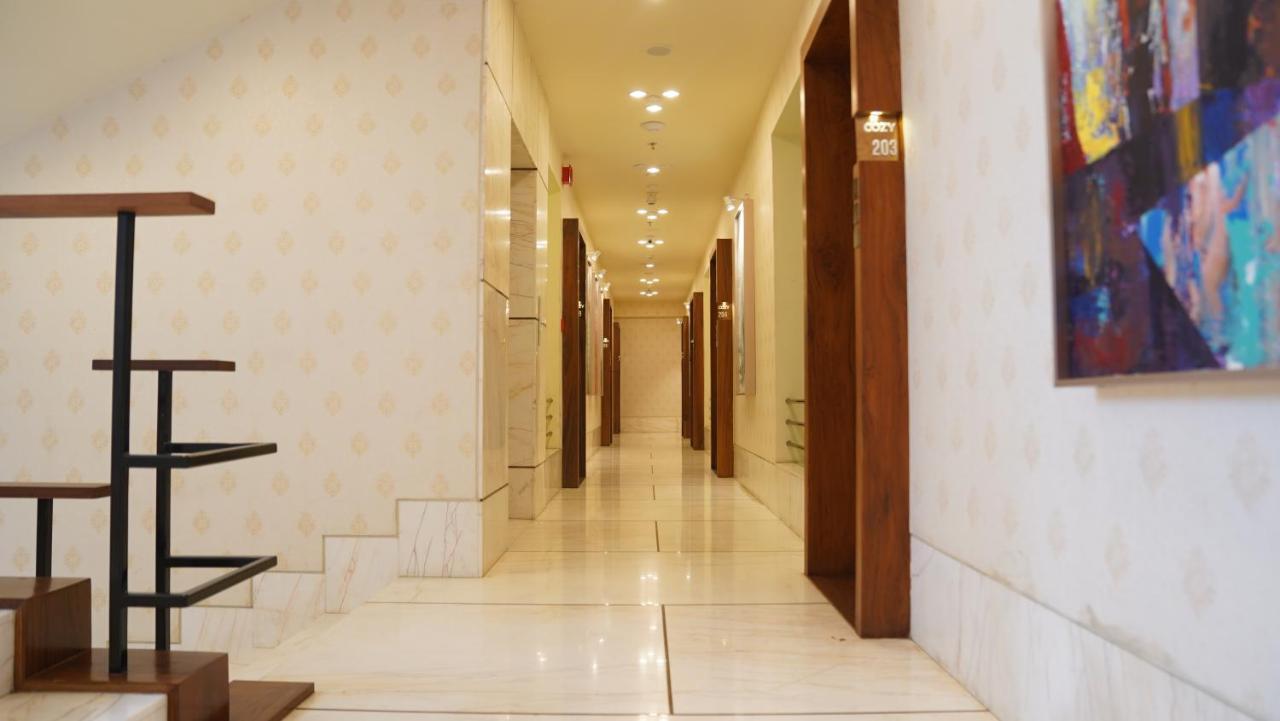 De Glance Hotel Surat Esterno foto