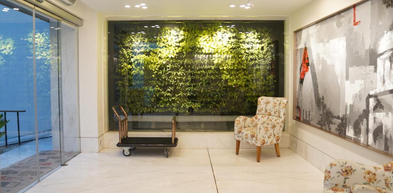 De Glance Hotel Surat Esterno foto