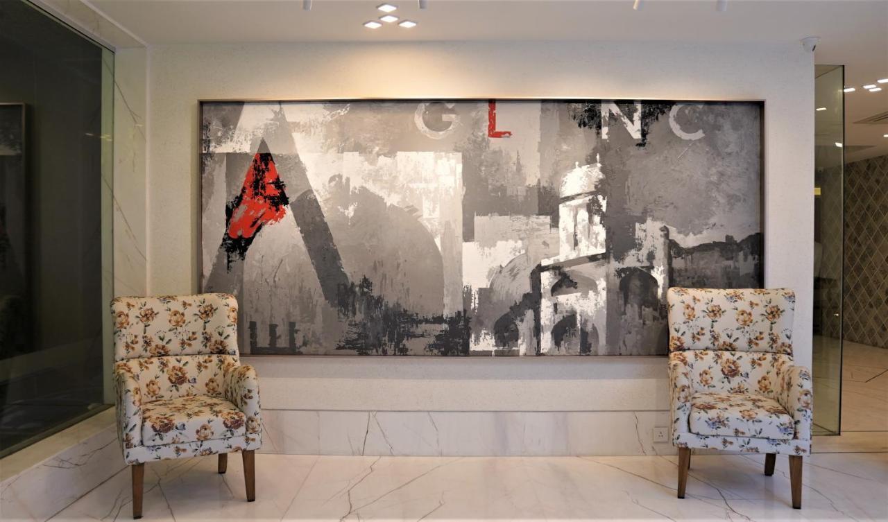 De Glance Hotel Surat Esterno foto