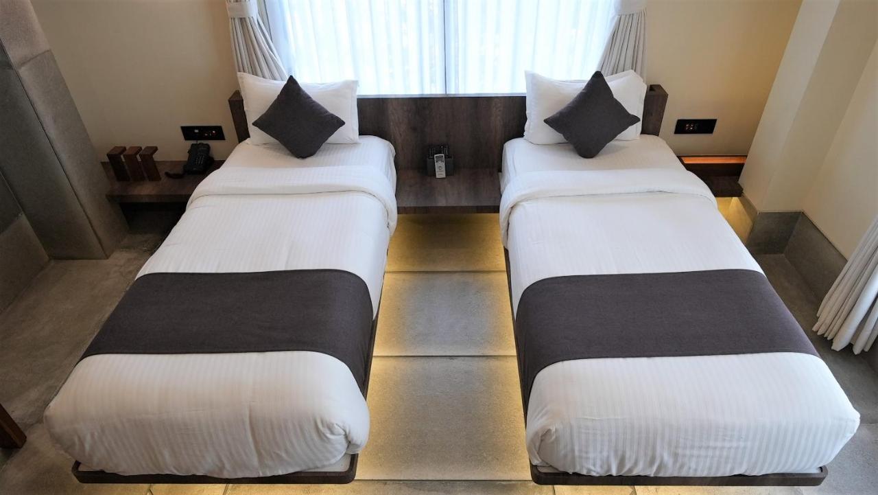 De Glance Hotel Surat Esterno foto