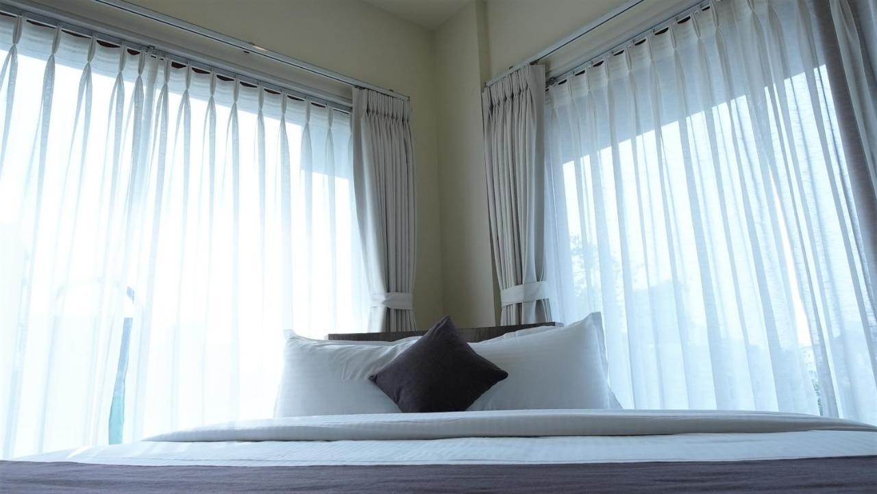De Glance Hotel Surat Esterno foto