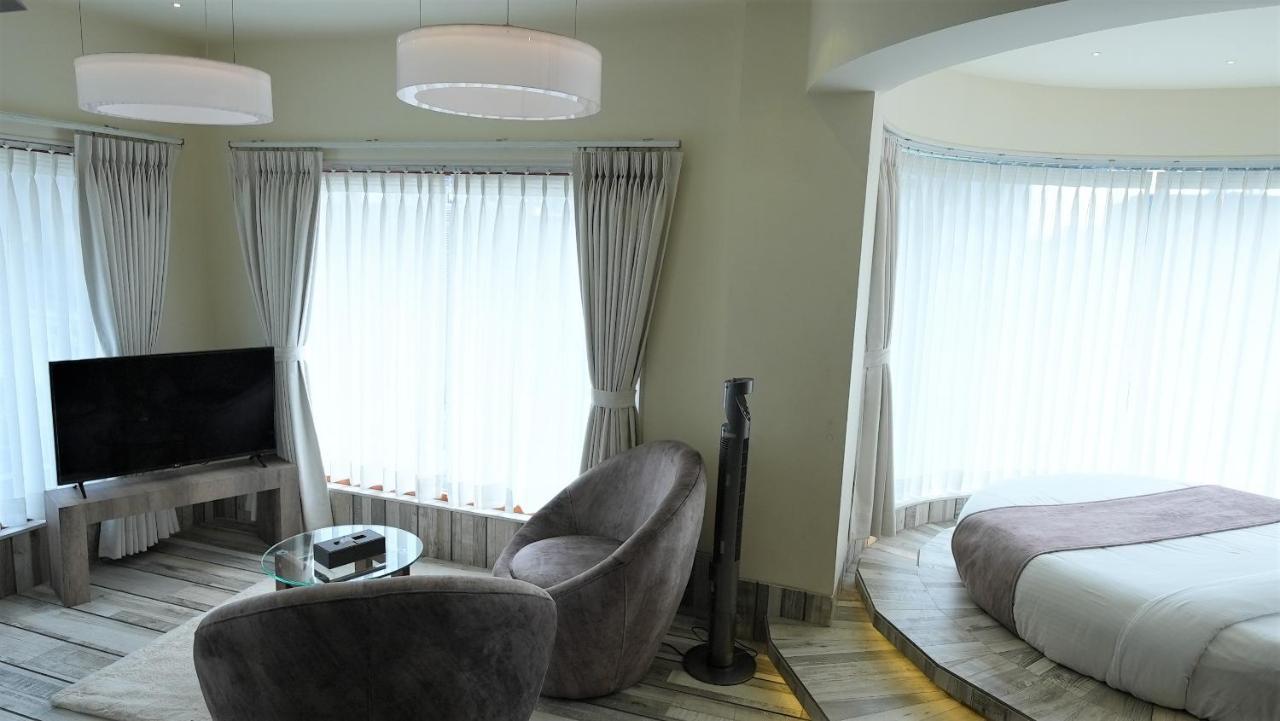 De Glance Hotel Surat Esterno foto