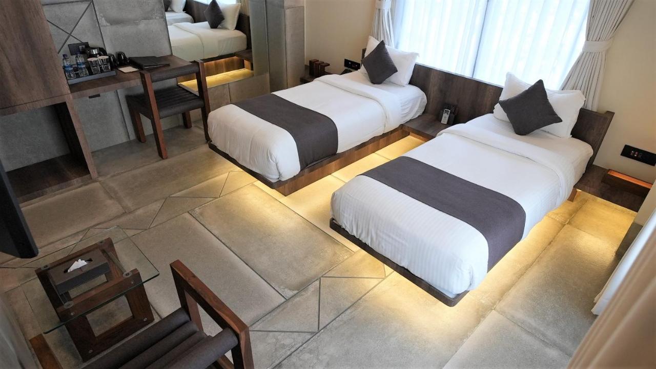 De Glance Hotel Surat Esterno foto