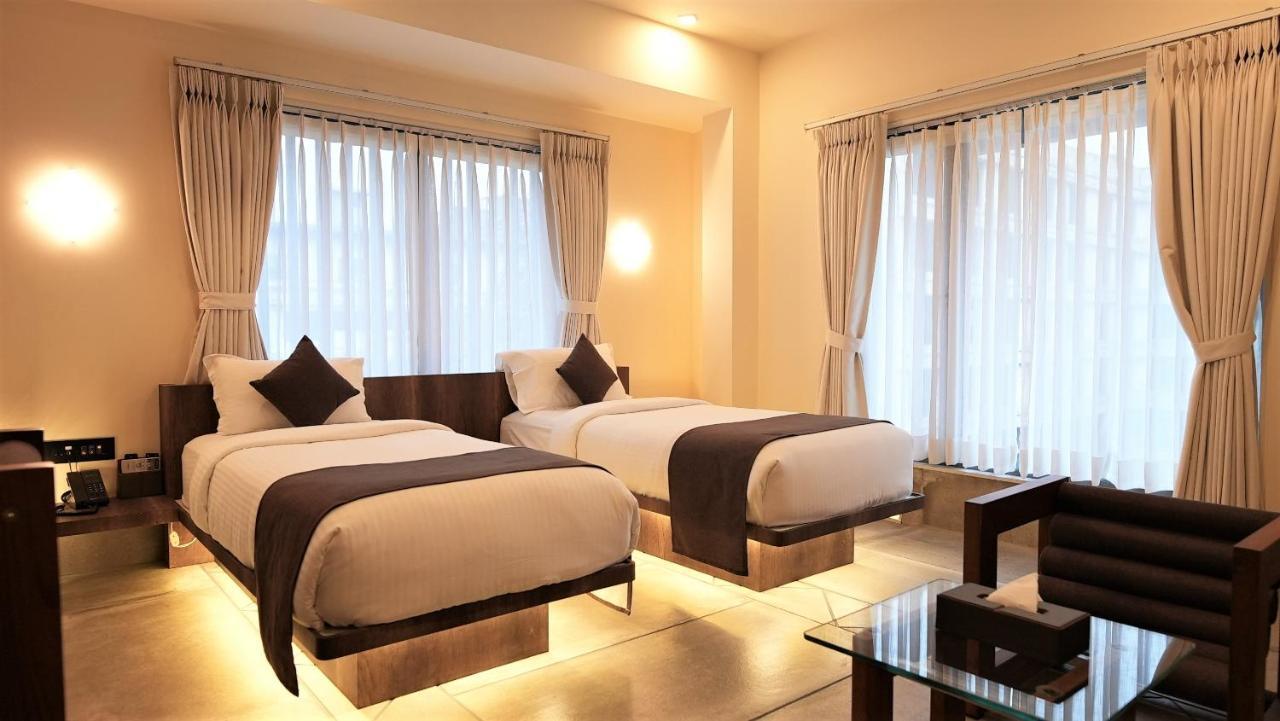 De Glance Hotel Surat Esterno foto