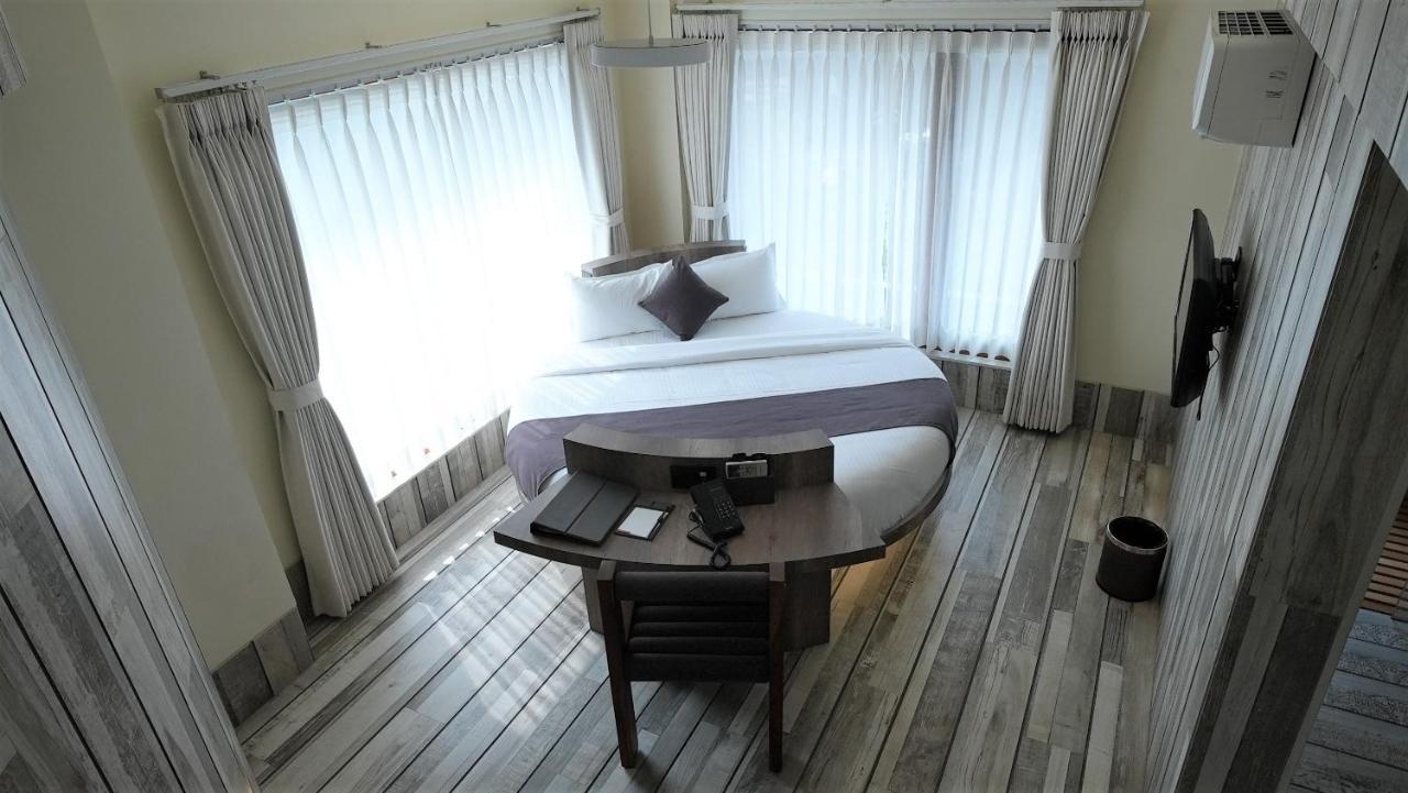 De Glance Hotel Surat Esterno foto