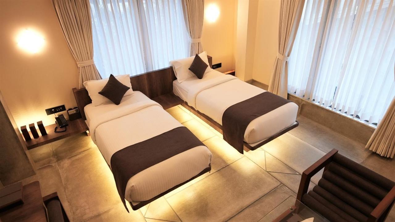 De Glance Hotel Surat Esterno foto