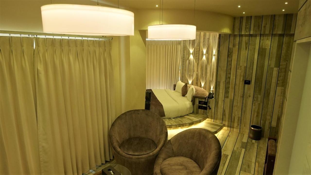 De Glance Hotel Surat Esterno foto