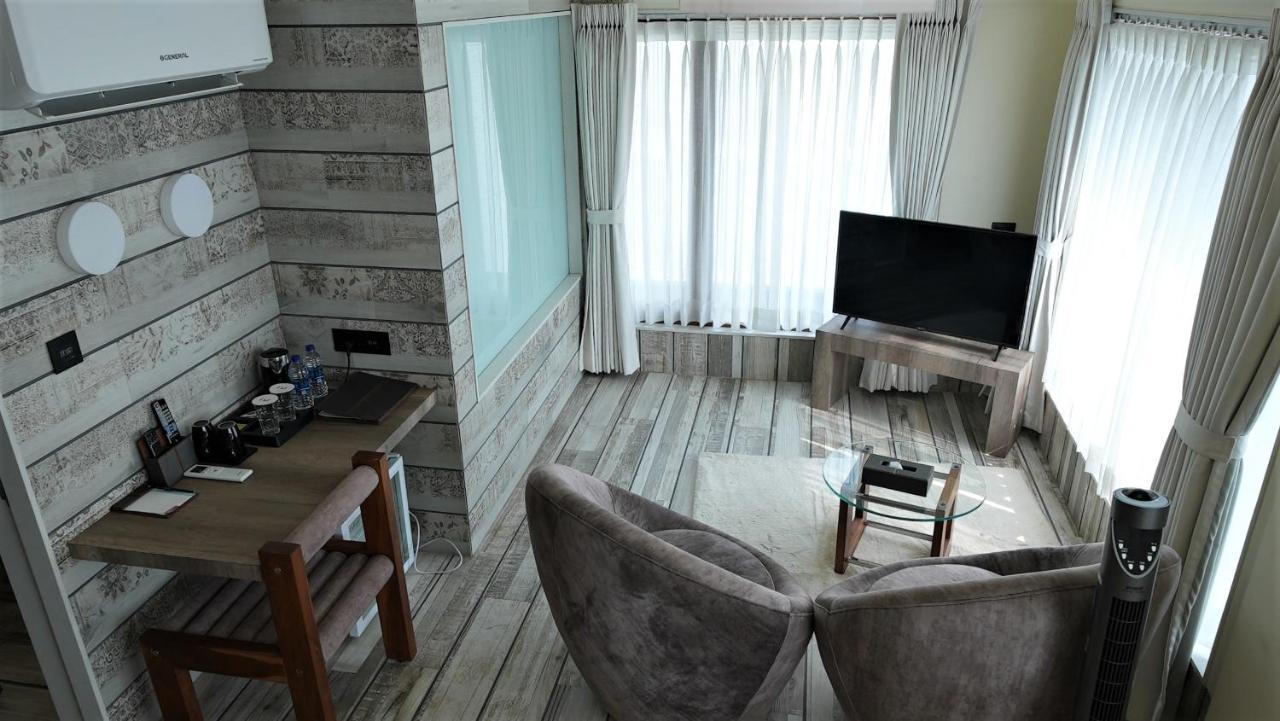 De Glance Hotel Surat Esterno foto