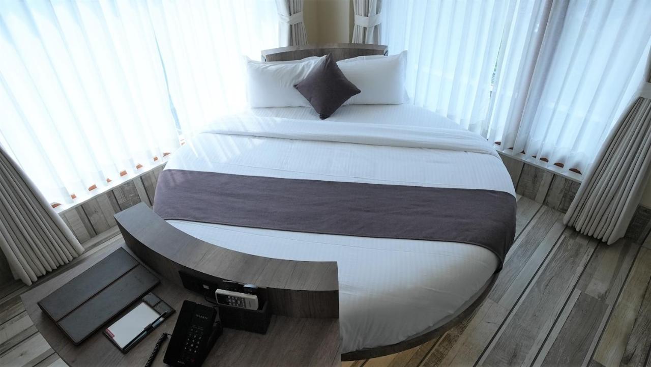 De Glance Hotel Surat Esterno foto