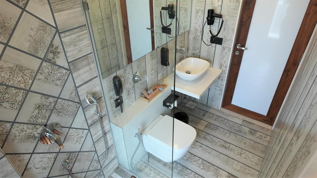 De Glance Hotel Surat Esterno foto