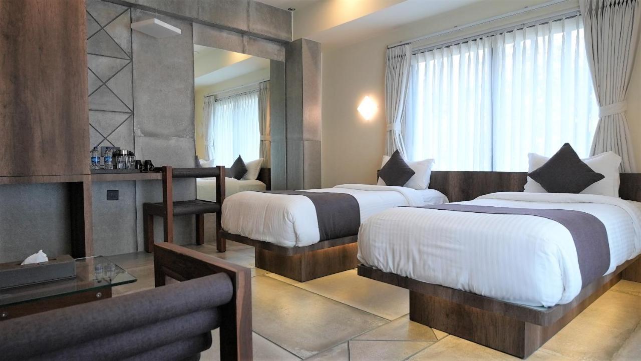 De Glance Hotel Surat Esterno foto