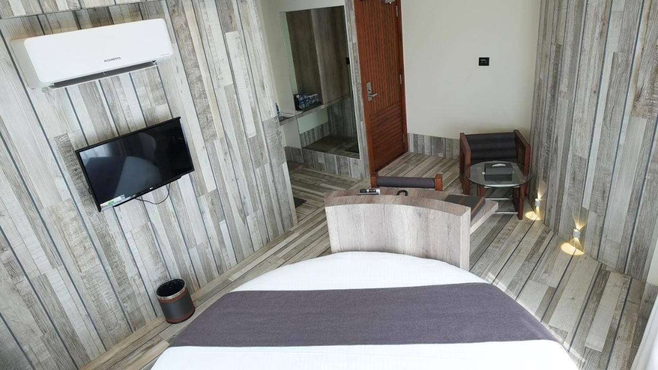 De Glance Hotel Surat Esterno foto
