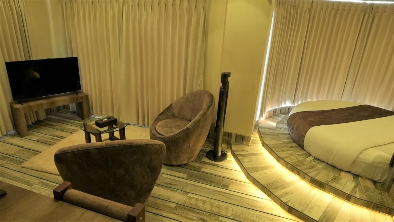 De Glance Hotel Surat Esterno foto
