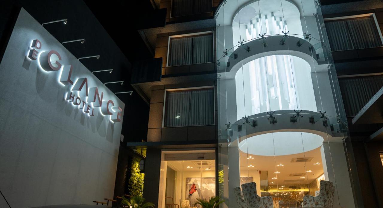 De Glance Hotel Surat Esterno foto