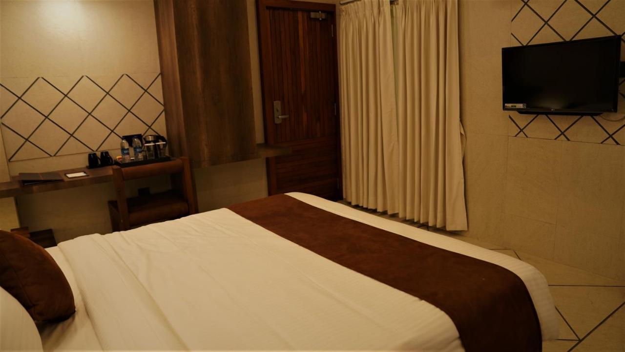 De Glance Hotel Surat Esterno foto