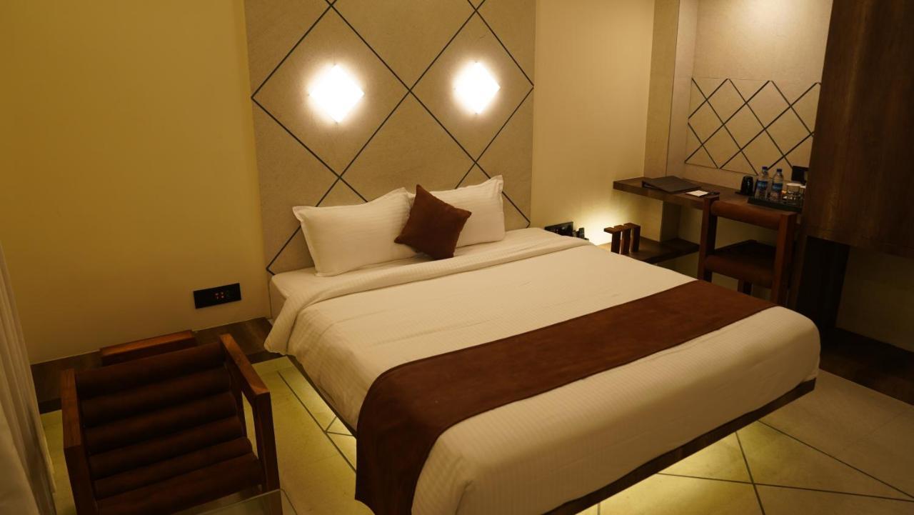 De Glance Hotel Surat Esterno foto