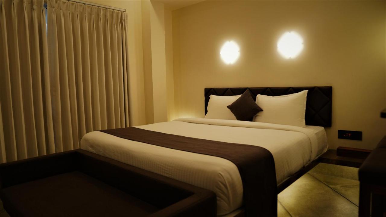 De Glance Hotel Surat Esterno foto