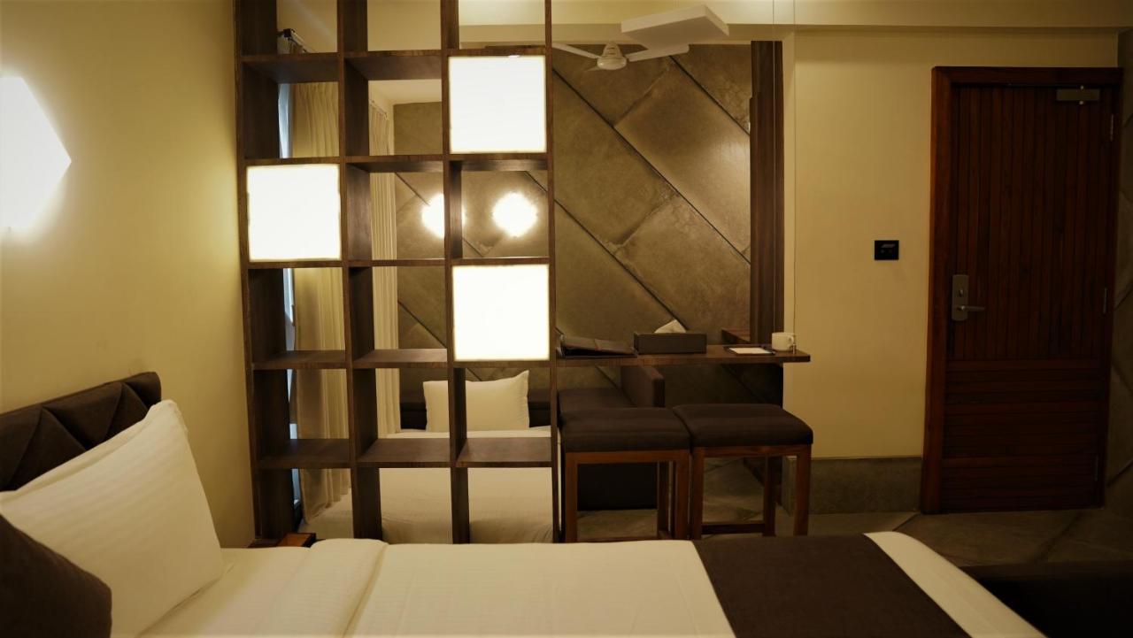 De Glance Hotel Surat Esterno foto