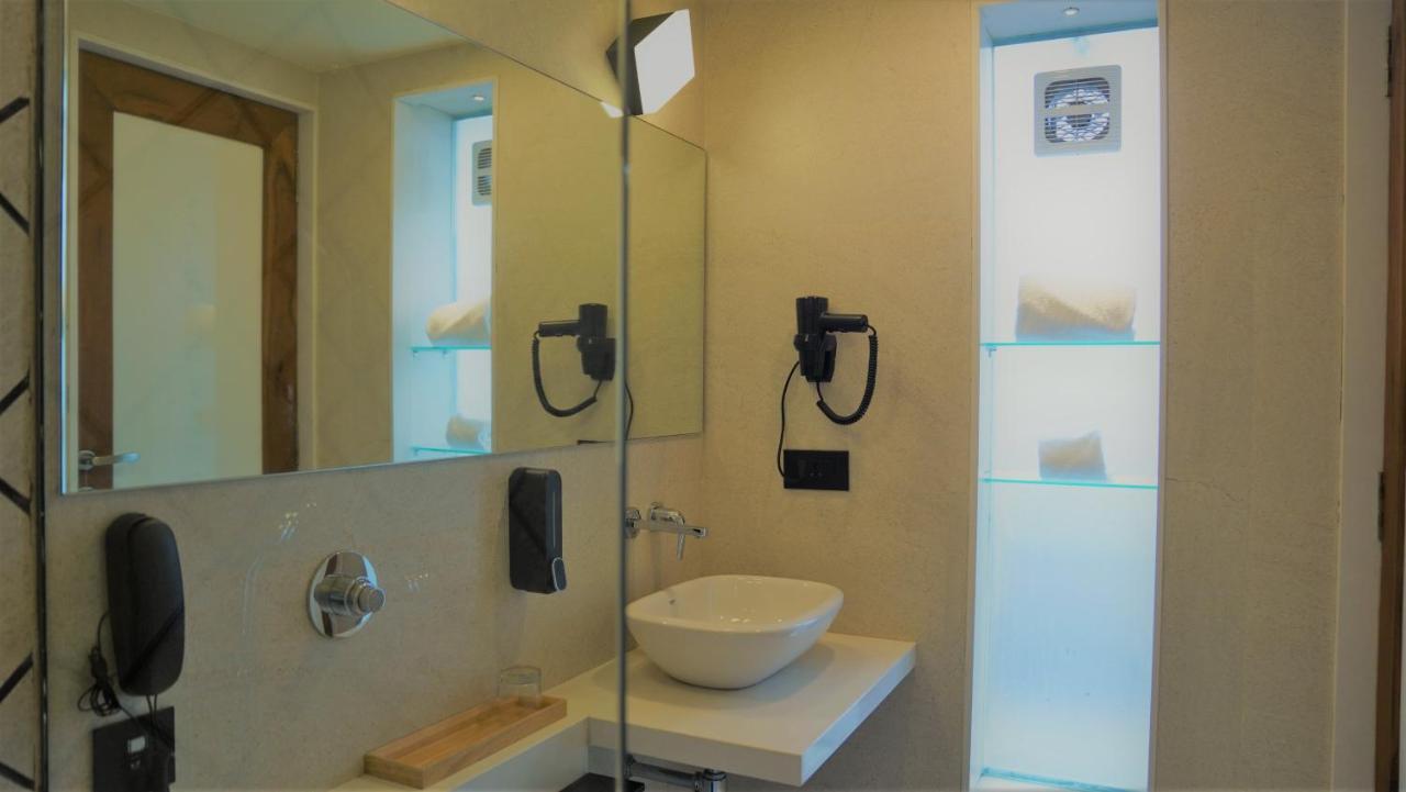 De Glance Hotel Surat Esterno foto