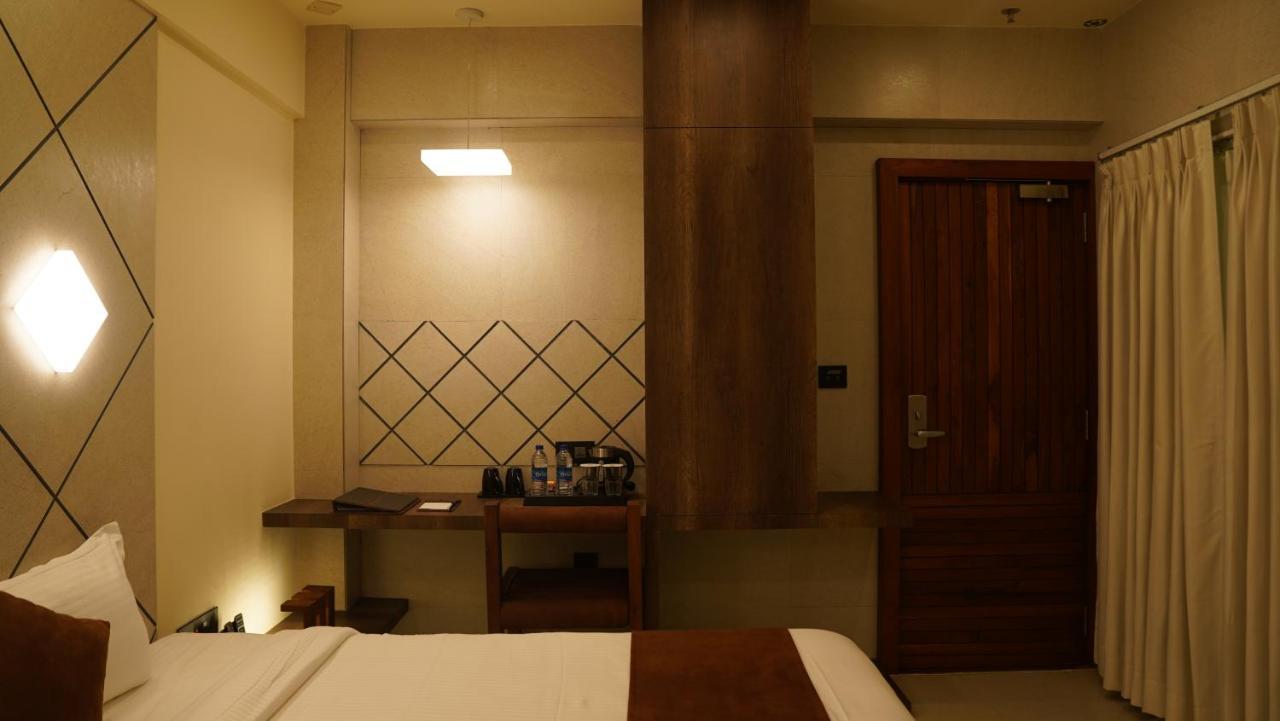 De Glance Hotel Surat Esterno foto