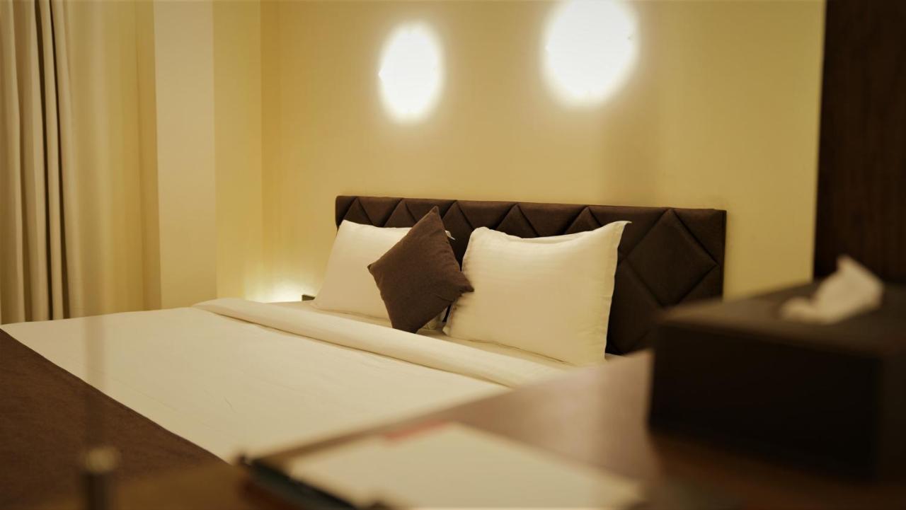 De Glance Hotel Surat Esterno foto