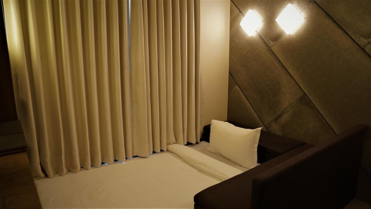 De Glance Hotel Surat Esterno foto