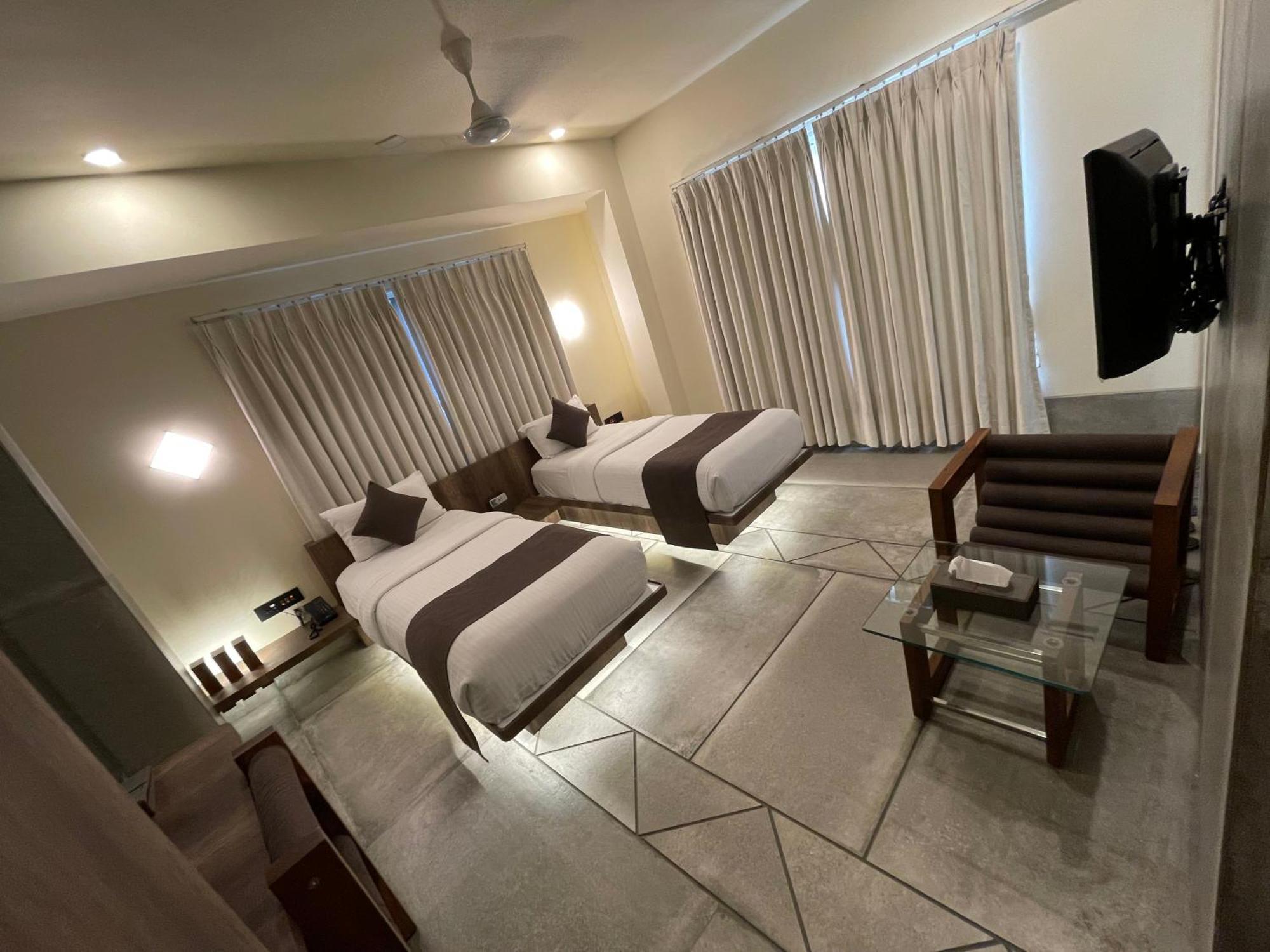 De Glance Hotel Surat Esterno foto
