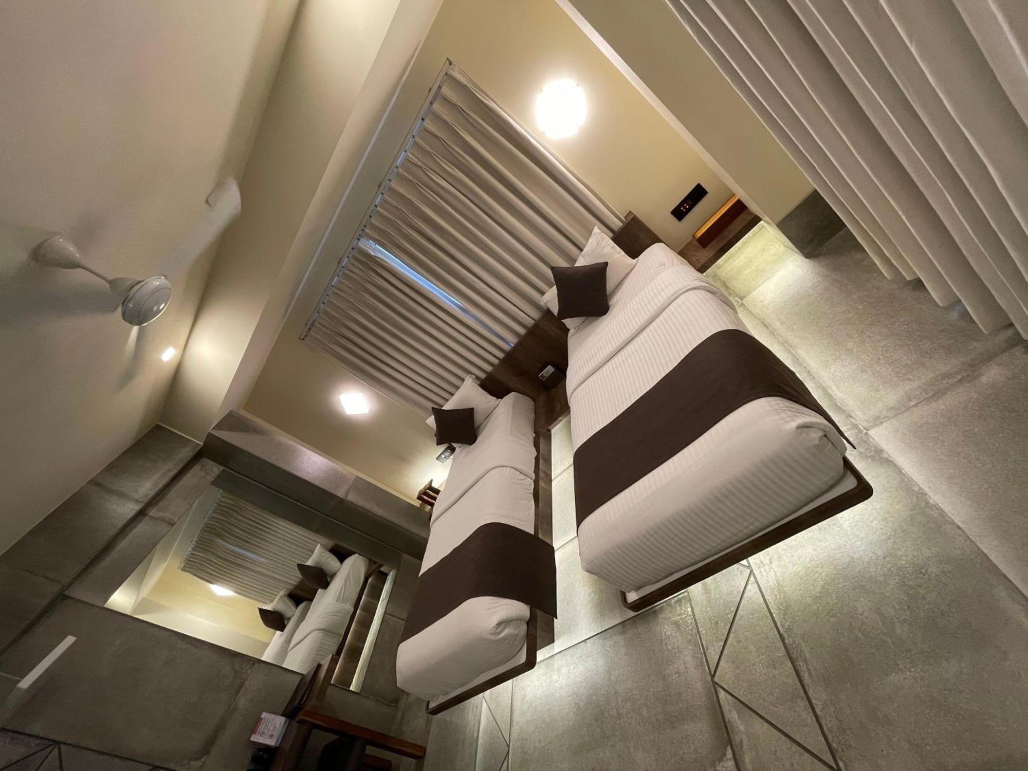 De Glance Hotel Surat Esterno foto
