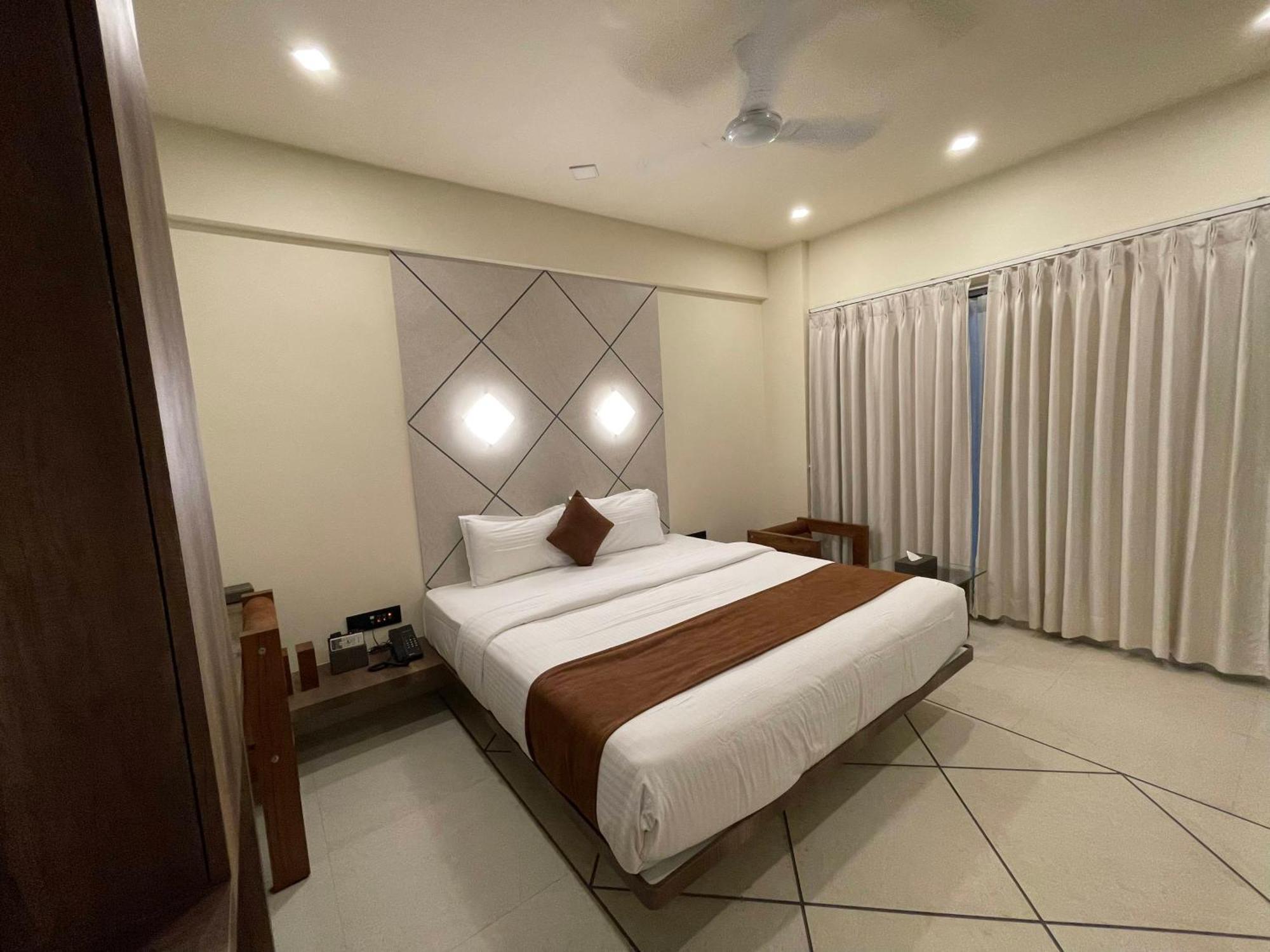 De Glance Hotel Surat Esterno foto