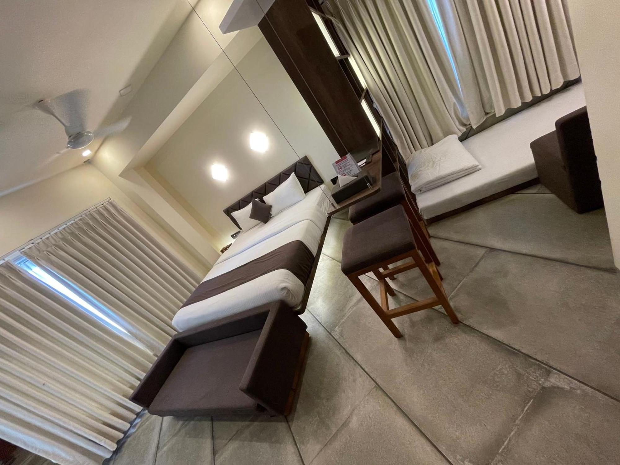 De Glance Hotel Surat Esterno foto